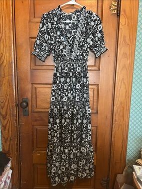 Max Studio Black and White Floral Printed Maxi Dress - Smocked Waist